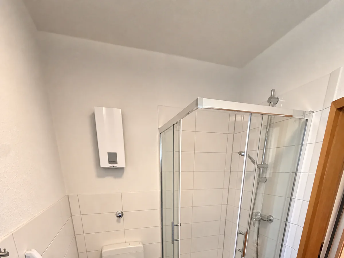 Helles Bad mit Glasdusche in einer Projektwohnung in Bottrop-Welheim